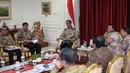 Suasana pertemuan Presiden Jokowi dengan Pimpinan DPR di Kantor Presiden, Jakarta, Senin (18/5/2015). Kedatangan DPR untuk mengajukan usulan revisi UU No. 1 Tahun 2015 tentang Pemilihan Gubernur, Bupati, dan Wali Kota. (Liputan6.com/Faizal Fanani)