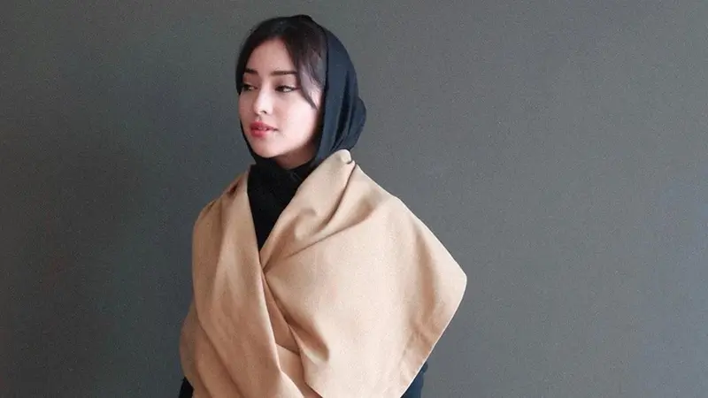 FOTO: Gaya Nikita Willy saat Pakai Kerudung, Jadi Sorotan