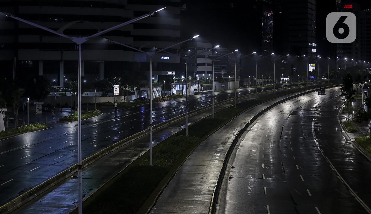 Suasana sepi saat diberlakukannya Car Free Night dan Crowd Free Night di Jalan Sudirman-MH Thamrin, Jakarta (31/12/2020). Jalan Sudirman-MH Thamrin ditutup pada malam pergantian tahun untuk mencegah kerumunan warga. (Liputan6.com/Johan Tallo)