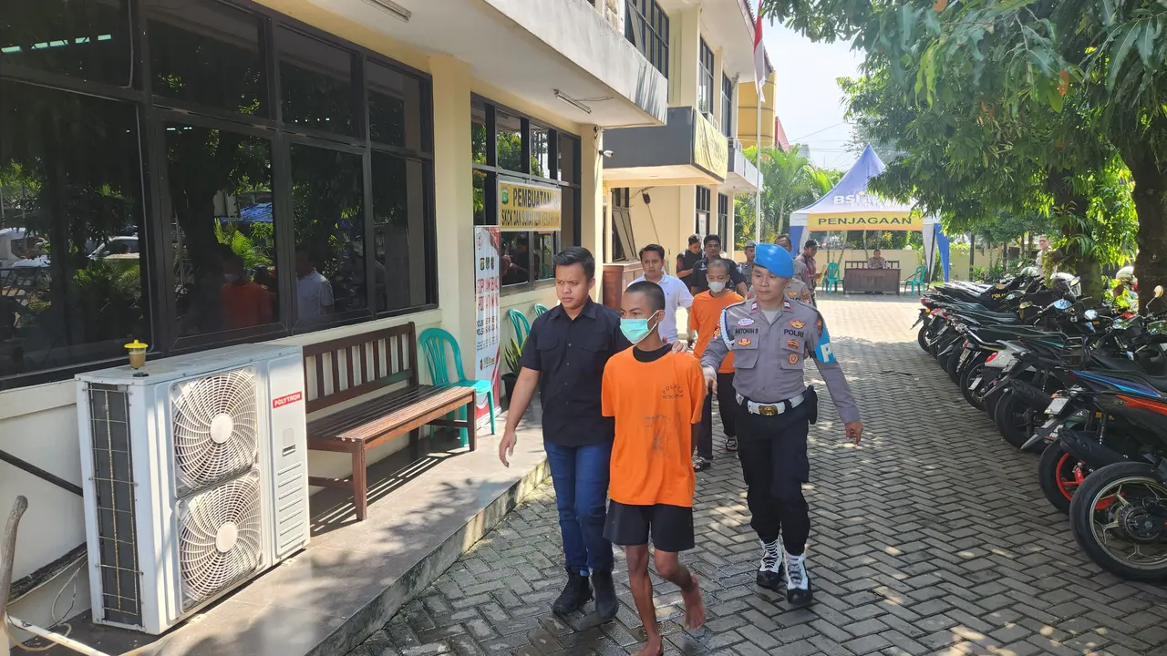 Tersangka maling uang kas masjid saat dibawa ke Polsek Sukmajaya, Depok. (Liputan6.com/Dicky Agung Prihanto)
