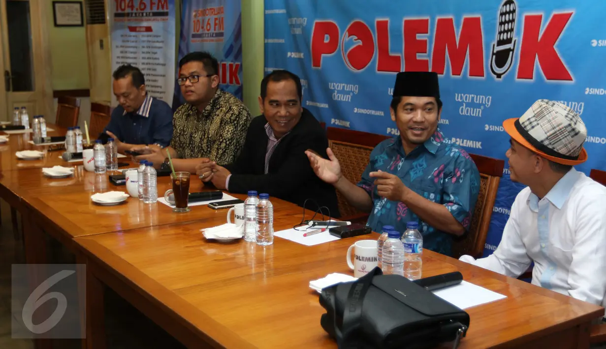 Politikus Partai Gerindra Biem Benyamin (tengah) bersama Direktur Lingkar Madani Indonesia, Ray Rangkuti (kedua kanan) ketika menjadi pembicara dalam diskusi bertajuk 'Kontestasi Pilkada DKI' di Cikini, Jakarta, Sabtu (12/3). (Liputan6.com/Gempur M Surya)
