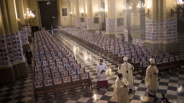 Foto Korban Corona Ditempel di Bangku Gereja