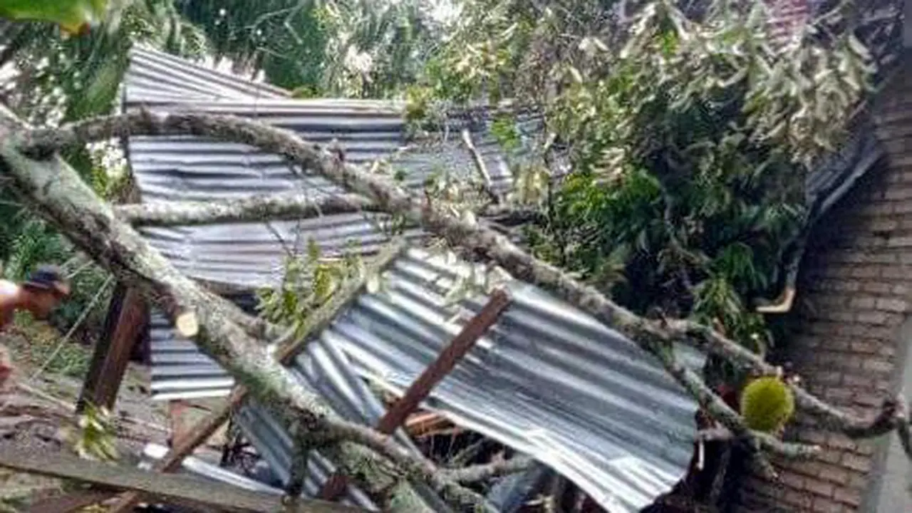 Puting beliung di Batu Bara Sumut
