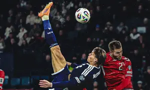 Foto gol salto Scott McTominay ke Timnas Denmark pada kualifikasi Piala Dunia 2026 zona Eropa, November lalu, dipamerkan di Museum Seni Skotlandia. (Dok. X @ScotlandNT)