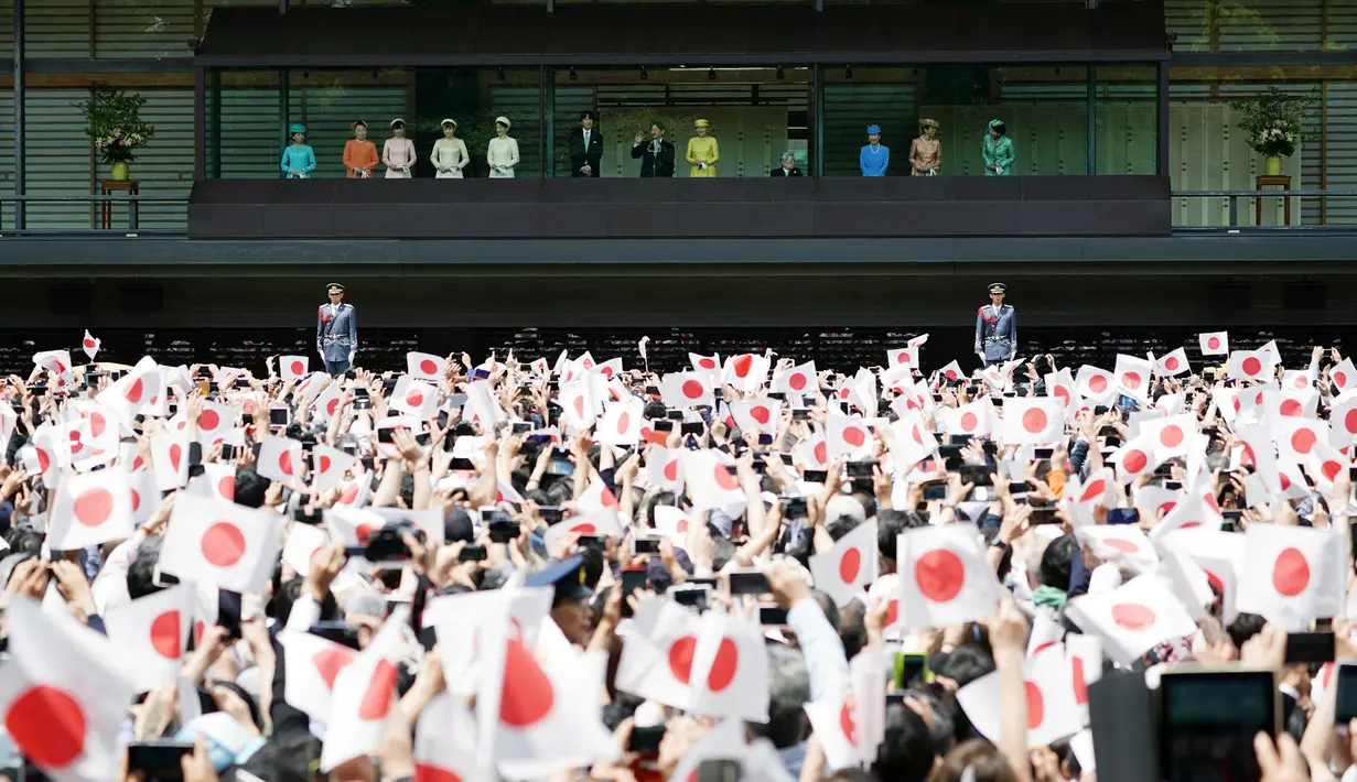 Kaisar Jepang Naruhito dan Permaisuri Masako saat menyapa simpatisan dalam penampilan perdananya ke publik di Istana Kekaisaran di Tokyo, Jepang (4/5/2019). Naruhito resmi menjadi penguasa monarki tertua dunia setelah sang ayah, Kaisar Akihito, resmi turun takhta. (AP Photo/Eugene Hoshiko)