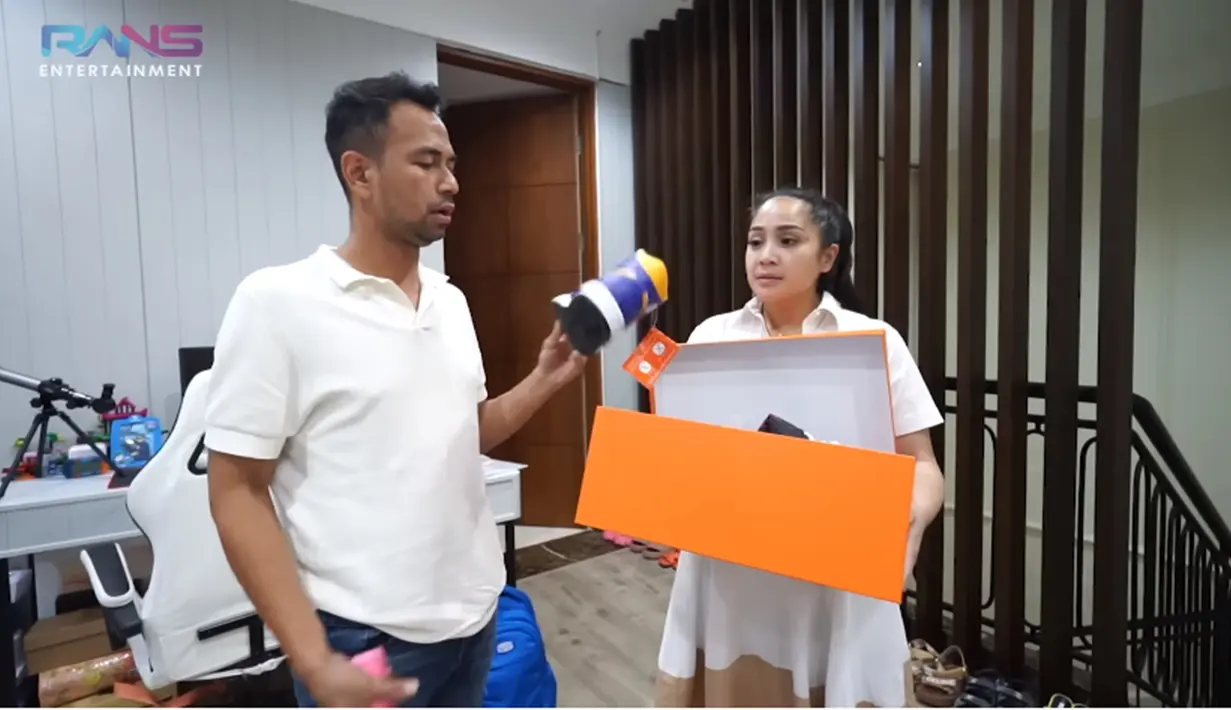 Salah satu sepatu yang diberikan untum Raffi rupanya memiliki kemiripan dengan sepatu milik Rafathar. Meski begitu, raut wajah bahagia juga terlihat dari Raffi Ahmad. (Liputan6.com/YouTube/Rans Entertainment)