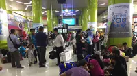 Pemudik memenuhi Stasiun Gambir pada H-1 Lebaran. (Liputan6.com/M.Radityo P)