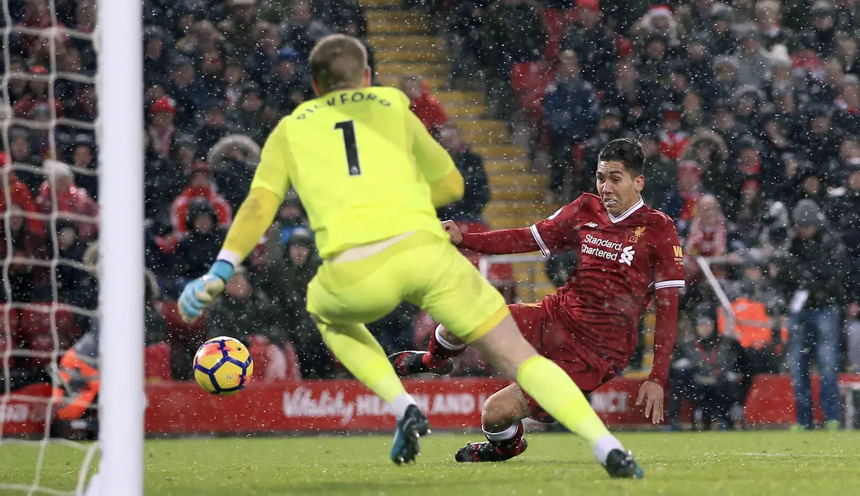 Striker Liverpool, Roberto Firmino, melepaskan tendangan ke gawang Everton pada laga Premier League di Stadion Anfield, Minggu (10/12/2017). Laga bertajuk Derbi Merseyside itu berakhir imbang 1-1. (AP/Peter Byrne)