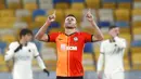 Pemain Shakhtar Donetsk Junior Moraes melakukan selebrasi usai mencetak gol ke gawang AS Roma pada pertandingan leg kedua babak 16 besar Liga Europa di Stadion Olimpiyskiy, Kyiv, Ukraina, Kamis (18/3/2021). AS Roma menang dengan skor 2-1. (AP Photo/Efrem Lukatsky)