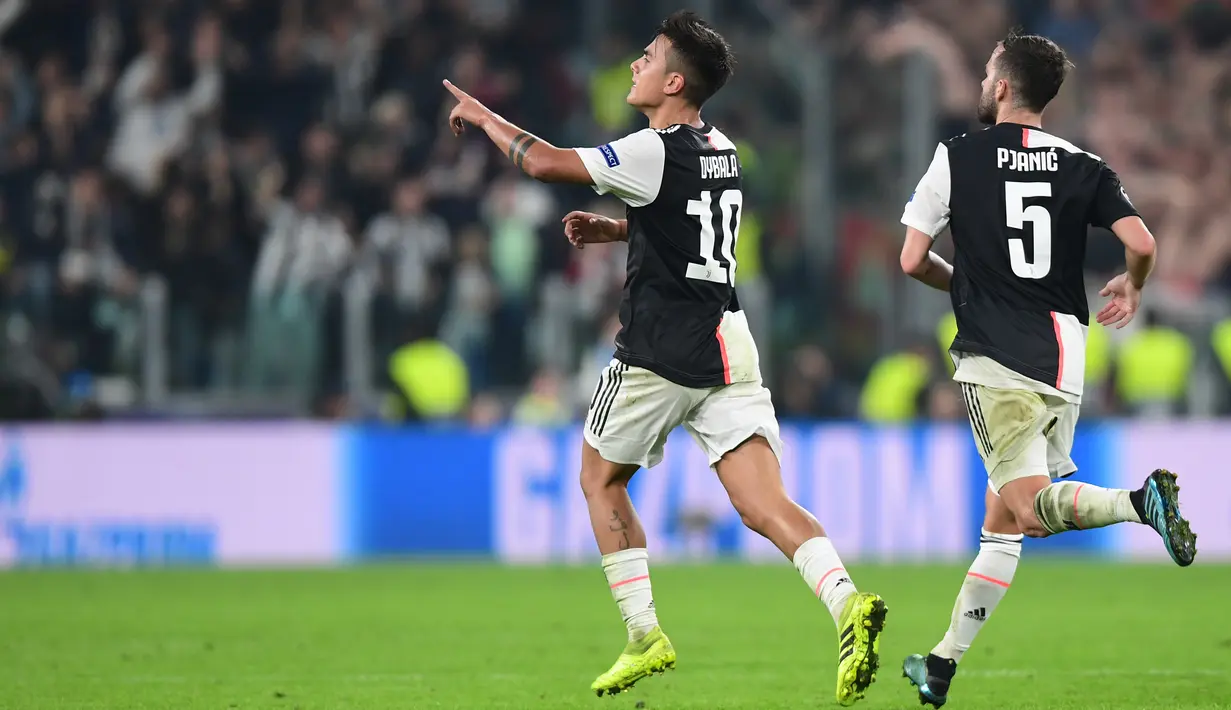 Striker Juventus, Paulo Dybala, merayakan gol yang dicetaknya ke gawang Lokomotiv Moscow pada laga Liga Champions di Stadion Juventus, Turin, Selasa (22/10). Juventus menang 2-1 atas Lokomotiv. (AFP/Miguel Medina)
