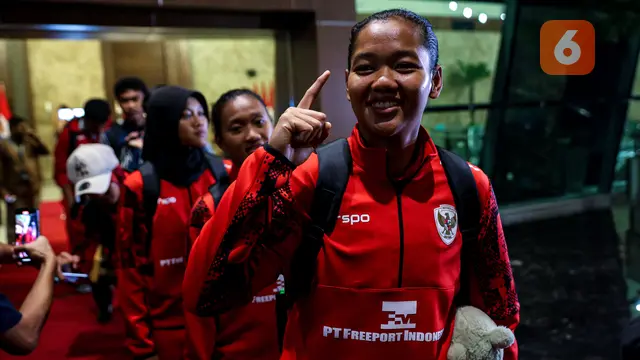 Foto: Timnas Indonesia Putri Sudah Mendarat di Tanah Air, Pamerkan Trofi Juara Piala AFF Wanita 2024