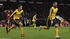 Striker Arsenal, Olivier Giroud, merayakan gol yang dicetaknya ke gawang Bournemouth pada laga Liga Inggris di Stadion Vitality, Inggris, Selasa (3/1/2017). Kedua tim bermain imbang 3-3. (Reuters/Dylan Martinez)
