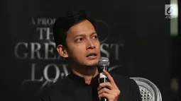 Fedi Nuril memberikan komentar saat menghadiri Prolog "Ayat-Ayat Cinta 2" di Senayan City, Jakarta, Jumat (7/7). Ayat-Ayat Cinta 2 memperkenalkan dua pemain baru yaitu Dewi Sandra dan Tatjana Saphira. (Liputan6.com/Herman Zakharia)