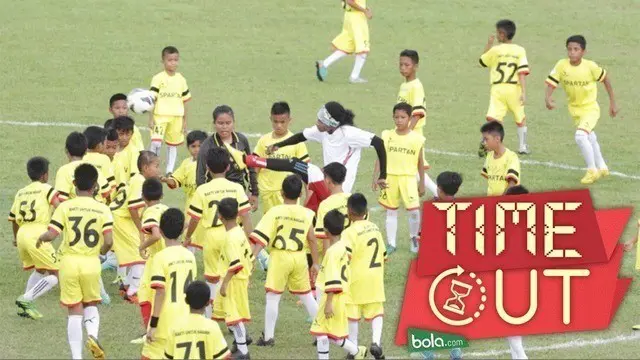 Sebanyak lima mantan pemain bintang tim nasional menghadapi 150 anak dari 24 sekolah sepak bola. Peristiwa menarik ini berlangsung di sela acara pembukaan turnamen Irman Gusman Cup 2016 di Stadion Haji Agus Salim, Padang, Sumatera Barat.