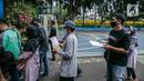 Warga antre untuk mengambil Bantuan Sosial Tunai (BST) di SMAN 111, Jakarta, Selasa (19/1/2021). Pemprov DKI Jakarta menyalurkan BST sebesar Rp 300 ribu kepada 1.055.216 KK mulai Januari hingga April 2021. (Liputan6.com/Faizal Fanani)