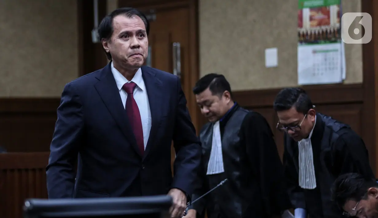 Direktur PT Diratama Jaya Mandiri Irfan Kurnia Saleh alias Jhon Irfan Kenway usai menjalani sidang vonis di Pengadilan Tipikor, Jakarta, Rabu (22/2/2023). Vonis ini lebih rendah dari tuntutan jaksa terhadap Irfan yakni 15 tahun penjara. (Liputan6.com/Johan Tallo)