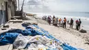 Relawan membersihkan pantai secara berkelompok di pinggiran Dakar, Senegal (13/9/2020). Relawan dan penduduk setempat berpartisipasi dalam kegiatan bersih-bersih pantai di Thiaroye-sur-Mer, sebuah kota kecil di pinggiran Dakar. (Xinhua/Louis Denga)