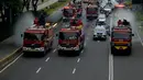 Petugas pemadam kebakaran (Damkar) dengan mobil pemadam melakukan penyemprotan cairan disinfektan di sepanjang jalan Thamrin-Sudirman, Jakarta, Sabtu (28/3/2020). Penyemprotan dilakukan untuk meminimalisir penyebaran COVID-19 di ruang udara dan ruas jalan. (merdeka.com/Imam Buhori)