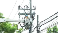 Perbaikan listrik tanpa pemadaman di Pasuruan. (Dian Kurniawan/Liputan6.com)