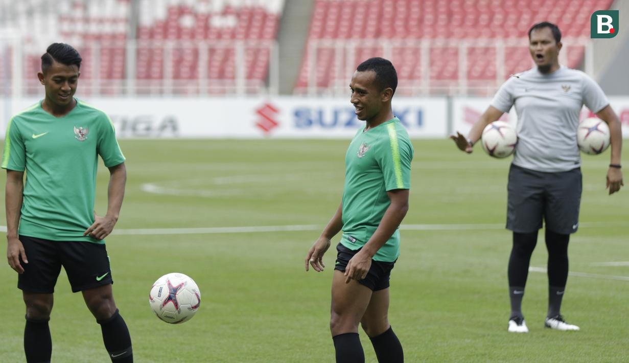 Pemain Timnas Indonesia, Irfan Jaya, berusaha mengontrol bola saat latihan di SUGBK, Jakarta, Sabtu (24/11). Latihan ini persiapan jelang laga Piala AFF 2018 melawan Filipina. (Bola.com/Vitalis Yogi Trisna)