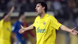 Villarreal's Joan Capdevila reacts during their Spanish league football match against Barcelona at Madrigal Stadium in Villarreal on December 21,2008. AFP PHOTO/DIEGO TUSON