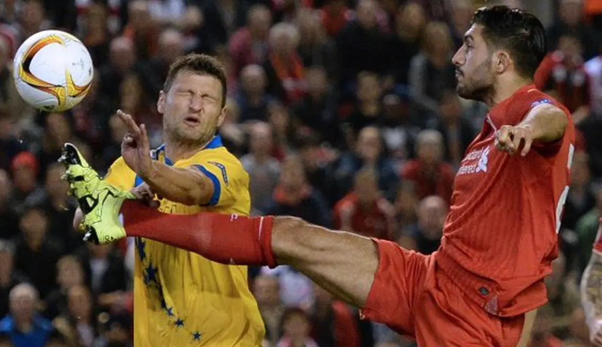 Pemain Liverpool Emre Can (R)  berebut bola dengan pemain FC Sion Vero Salatic (L) saat Liverpool menjamu FC Sion dalam lanjutan Liga Europa UEFA  grup B di Anfield, Jumat (2/10/2015. Liverpool ditahan 1-1 FC Sion. AFP Photo / Oli Scarff