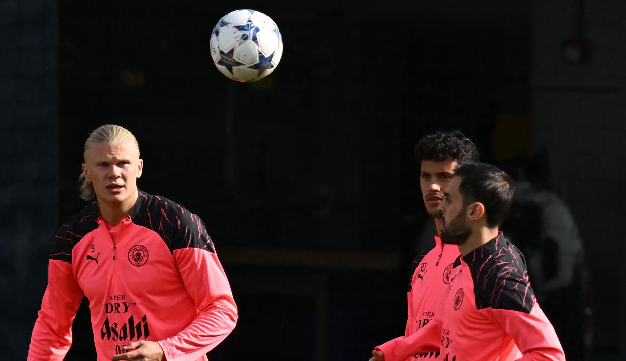 Tiga pemain Manchester City (dari kiri) Erling Haaland, Matheus Nunes dan Bernardo Silva mengikuti sesi latihan timnya di Manchester City Training Ground, Manchester (18/9/2023) waktu setempat, jelang menghadapi Red Star Belgrade pada matchday pertama Grup G Liga Champions 2023/2024 di Etihad Stadium, Rabu (20/9/2023) dini hari WIB. (AFP/Paul Ellis)