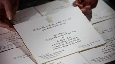 Undangan pernikahan Pangeran Harry dan Meghan Markle yang dicetak oleh perusahaan Barnard and Westwood di London, Inggris, Kamis (22/3). Dengan menggunakan tinta Amerika dalam kartu Inggris, undangan dicetak dalam warna emas dan hitam. (AP Photo)
