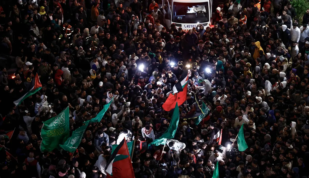 Kedatangan para tahanan Palestina disambut gempita oleh warga di Ramallah, Tepi Barat. (Kenzo TRIBOUILLARD/AFP)
