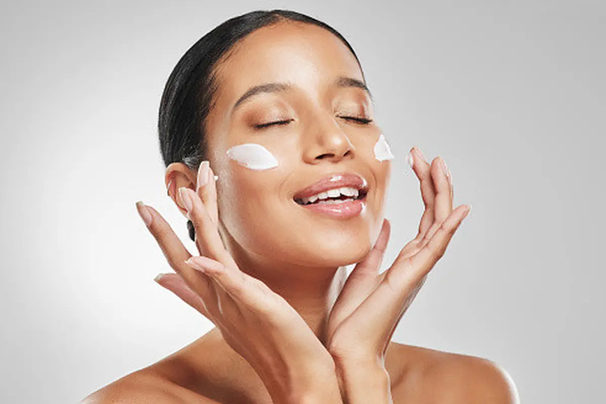 Perempuan menggunakan moisturizer atau pelembab (sumber: unsplash)