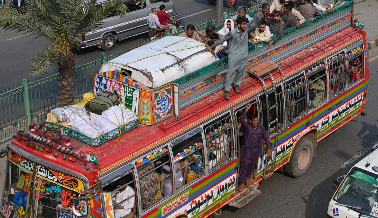 Suasana Mudik di Pakistan saat Idul Adha, Sampai Naik ke Atap Bus ...