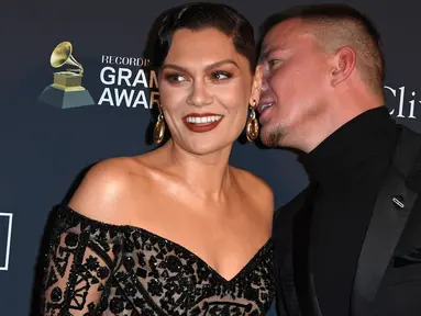 Penyanyi Jessie J dan aktor Channing Tatum menghadiri Pre-Grammy Gala dan acara penghormatan untuk ikon industri musik di Beverly Hills, California, Minggu (25/1/2020). Dua bulan setelah putus, kini Jessie J dan  Channing Tatum kembali memamerkan kemesraan mereka di red carpet. (Mark RALSTON/AFP)