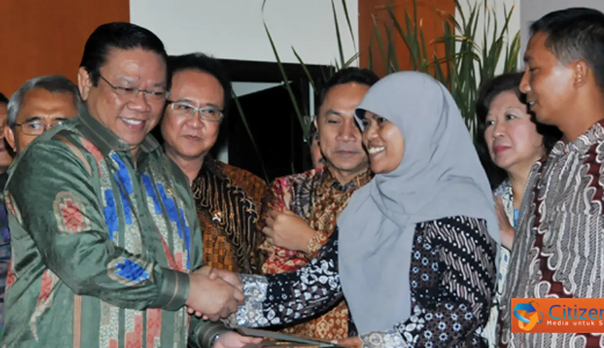 Citizen6, Jakarta: Menko Kesra Agung Laksono menyerahkan kredit secara simbolis kpd lulusan PNPM Mandiri. (Pengirim: Efrimal Bahri)