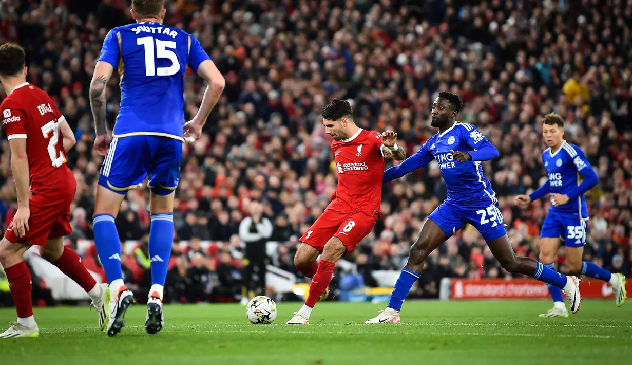 Pemain Liverpool, Dominik Szoboszlai mencetak gol ke gawang Leicester City melalui tendangan kerasnya saat laga putaran ketiga Carabao Cup 2023/2024 di Anfield, Liverpool, Inggris, Kamis (28/09/2023) dini hari WIB. (AP Photo/Jon Super)