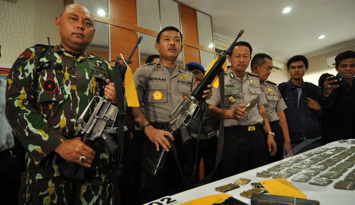 Polda Sulteng memperlihatkan barang bukti senjata di Polda Sulteng, Palu, Selasa (26/5/2015). Barang bukti ditemukan pasca baku tembak tim BKO Korps Brimob Kelapa Dua dengan kelompok sipil bersenjata pimpinan Santoso. (Liputan6.com/Dio Pratama)