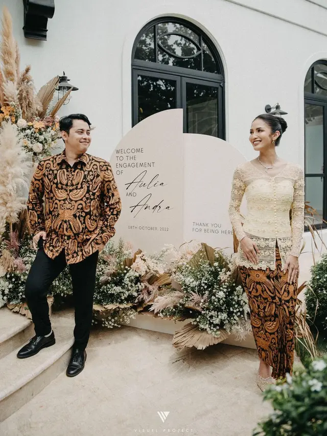 6 Potret Pertunangan Aulia Sarah Pemeran Badarawuhi 'KKN di Desa Penari', Romantis