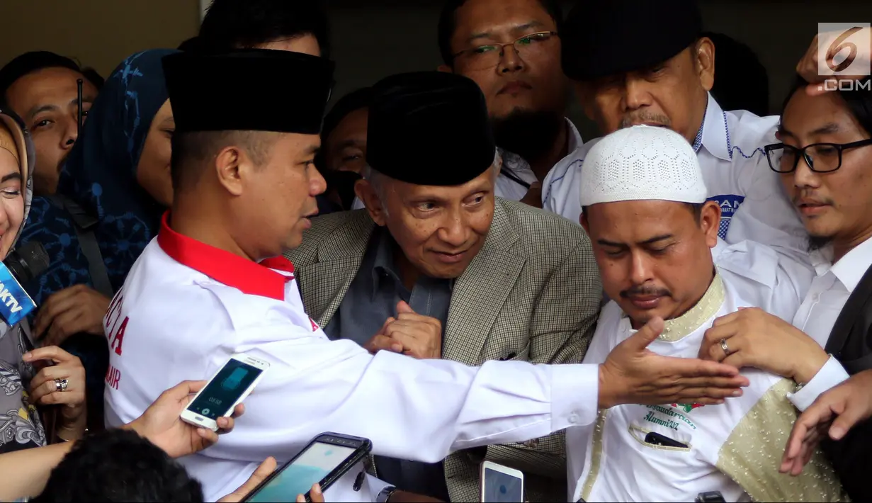 Ketua Dewan Kehormatan Partai Amanat Nasional (PAN) Amien Rais (tengah) usai menjalani pemeriksaan di Polda Metro Jaya, Jakarta, Rabu (10/10). Amien diperiksa sebagai saksi terkait kasus hoaks dengan tersangka Ratna Sarumpaet. (Liputan6.com/JohanTallo)