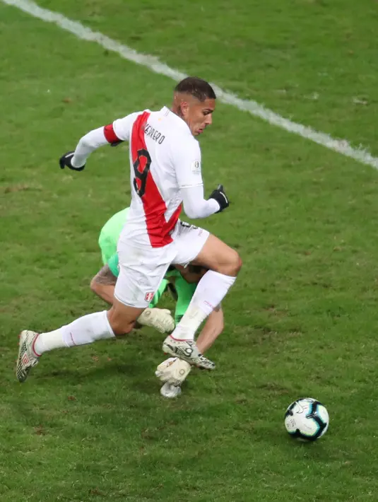 Penyerang timnas Peru, Paolo Guerrero menggiring bola melewati kiper timnas Cile, Gabriel Arias pada semifinal Copa America 2019 di Arena do Gremio, Kamis (4/7/2019) pagi. Peru lolos ke final Copa America 2019 setelah mengalahkan juara bertahan, Cile, dengan skor 3-0. (AP/ Edison Vara)