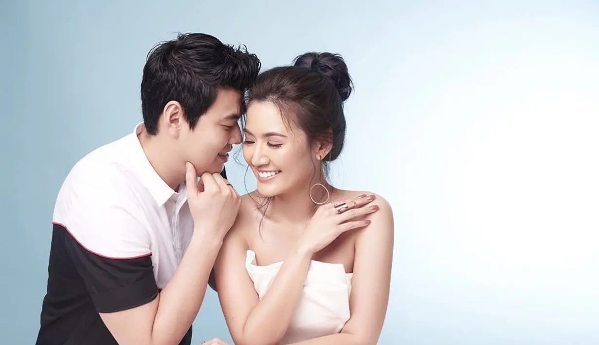 Bersama suaminya yang juga mualaf, perempuan 33 tahun itu mengucapkan rasa syukurnya lantaran bisa kembali menjalankan ibadah ramadan. Ia berharap bisa menjadi lebih baik lagi. (Instagram/asty_ananta)