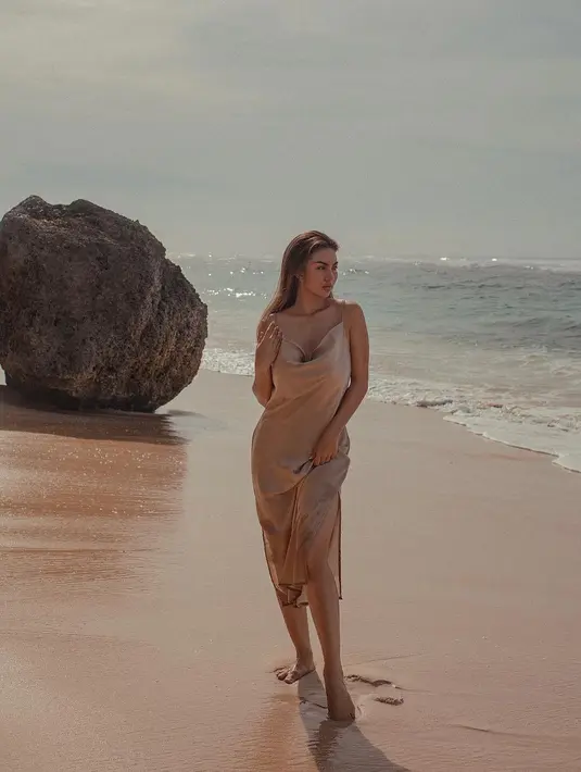 Pesona Ariel Tatum dibalut dress bertali spageti bernuansa kecokelatan di pantai. Mana gaya Ariel Tatum yang menurutmu paling menarik perhatian, Sahabat FIMELA? [Foto: Instagram/arieltatum]