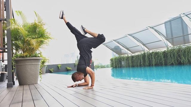 FOTO: Gaya Anjasmara Saat Olahraga Yoga, Punya Tubuh Lentur