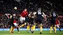 Bek Manchester United, Victor Lindelof, menyundul bola saat melawan Wolverhampton Wanderers, Matt Doherty, pada laga Premier League di Stadion Old Trafford, Sabtu (1/2/2020). Kedua tim bermain imbang tanpa gol. (AP/Martin Rickett)