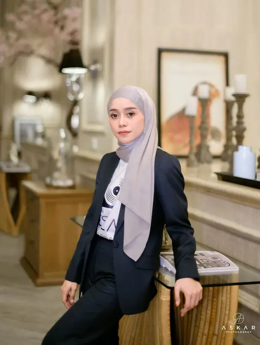 Styling blazer ala Lesti Kejora bisa jadi opsi untuk pengguna hijab. Ia memadukan set blazer dan t-shirt dengan hijab pashmina yang simple [@lestykejora]