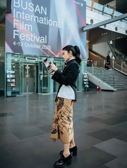 Saat premier Gadis Kretek, Dian mengenakan atasan side cut beskap hitam dari Wilsen Willim. Dipadukan kain lilit batik coklat. [@therealdisastr]