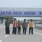 Presiden Joko Widodo didampingi Menteri BUMN Rini Soemarno (tengah) dan Wakil Gubernur Jawa Tengah Taj Yasin Maimoen (kedua kanan) saat peresmian ruas  Tol Sragen-Ngawi di kilometer 538 jalan tol Solo-Ngawi, Rabu (28/11). (Liputan6.com/Angga Yuniar)