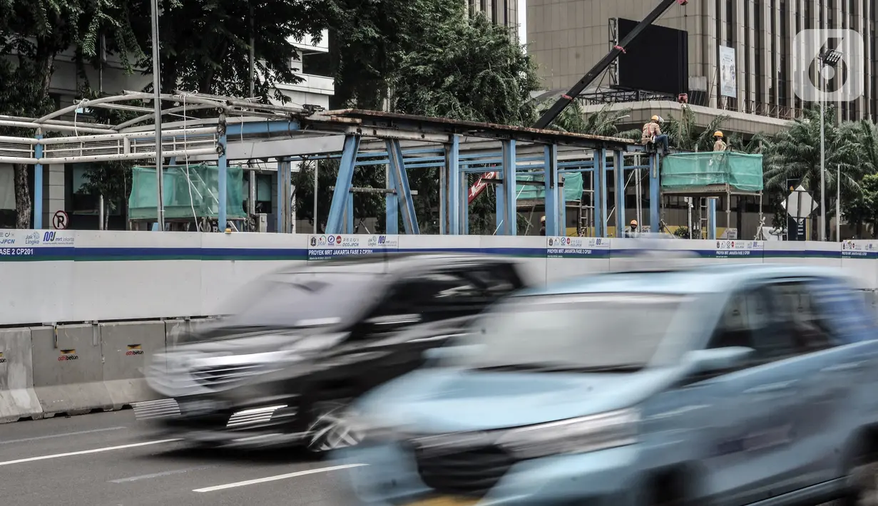 Kendaraan melintas dekat pembongkaran Halte Transjakarta Bank Indonesia di Jalan MH Thamrin, Jakarta, Senin (18/1/2021). Halte tersebut dibongkar untuk kelanjutan proyek MRT Fase 2 CP201 rute Bundaran HI-Harmoni yang ditargetkan rampung pada Maret 2025. (merdeka.com/Iqbal S. Nugroho)