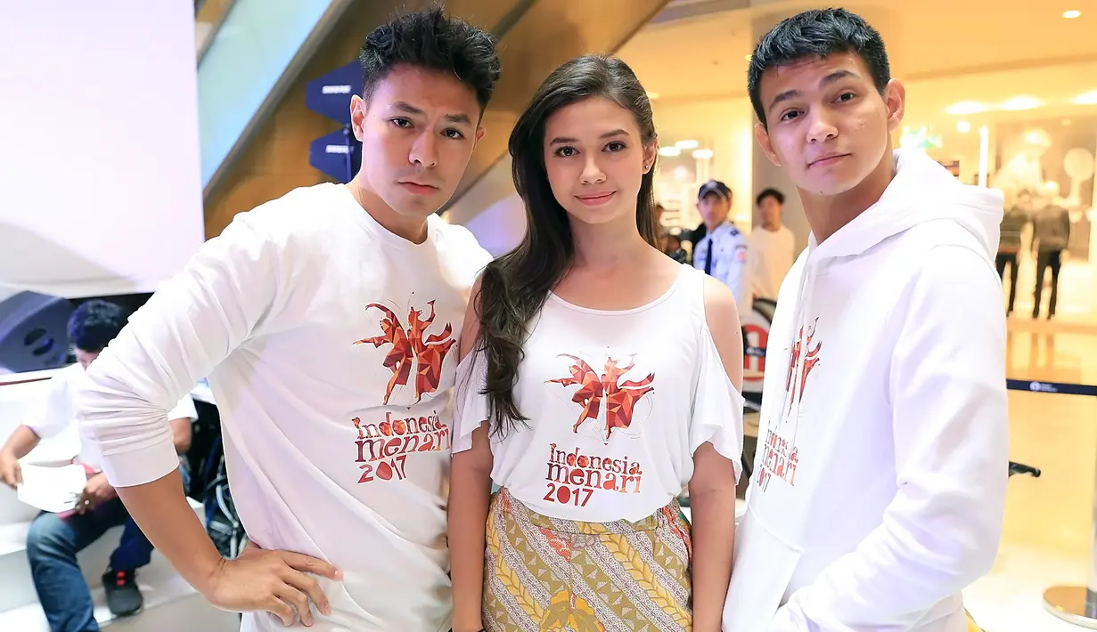 Indonesia Menari 2017 digelar di tiga kota besar yang berbeda. Di Jakarta, Yuki Kato bersama Marcell Darwin dan Fero Walandouw beserta ribuan penari lainnya di acara tersebut juga sebagai bentuk melestarikan budaya Indonesia. (Bambang E.Ros/Bintang.com)