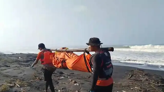 Evakuasi jasad nelayan.