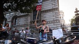 Aktivis dari kelompok Kampanye Solidaritas Palestina melakukan aksi unjuk rasa di luar gerbang Downing Street, di pusat kota London, Inggris untuk memprotes kelangkaan pangan yang sedang berlangsung di Jalur Gaza. (Rhianna Chadwick/AFP)