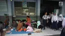 Sejumlah murid beraktivitas di Gedung SMP Negeri 26, Jalan Kebon Pala, Kampung Melayu, Jatinegara, Jakarta Timur, Selasa (6/2). Sebanyak 42 KK mengungsi di tempat tersebut. (Liputan6.com/Arya Manggala)